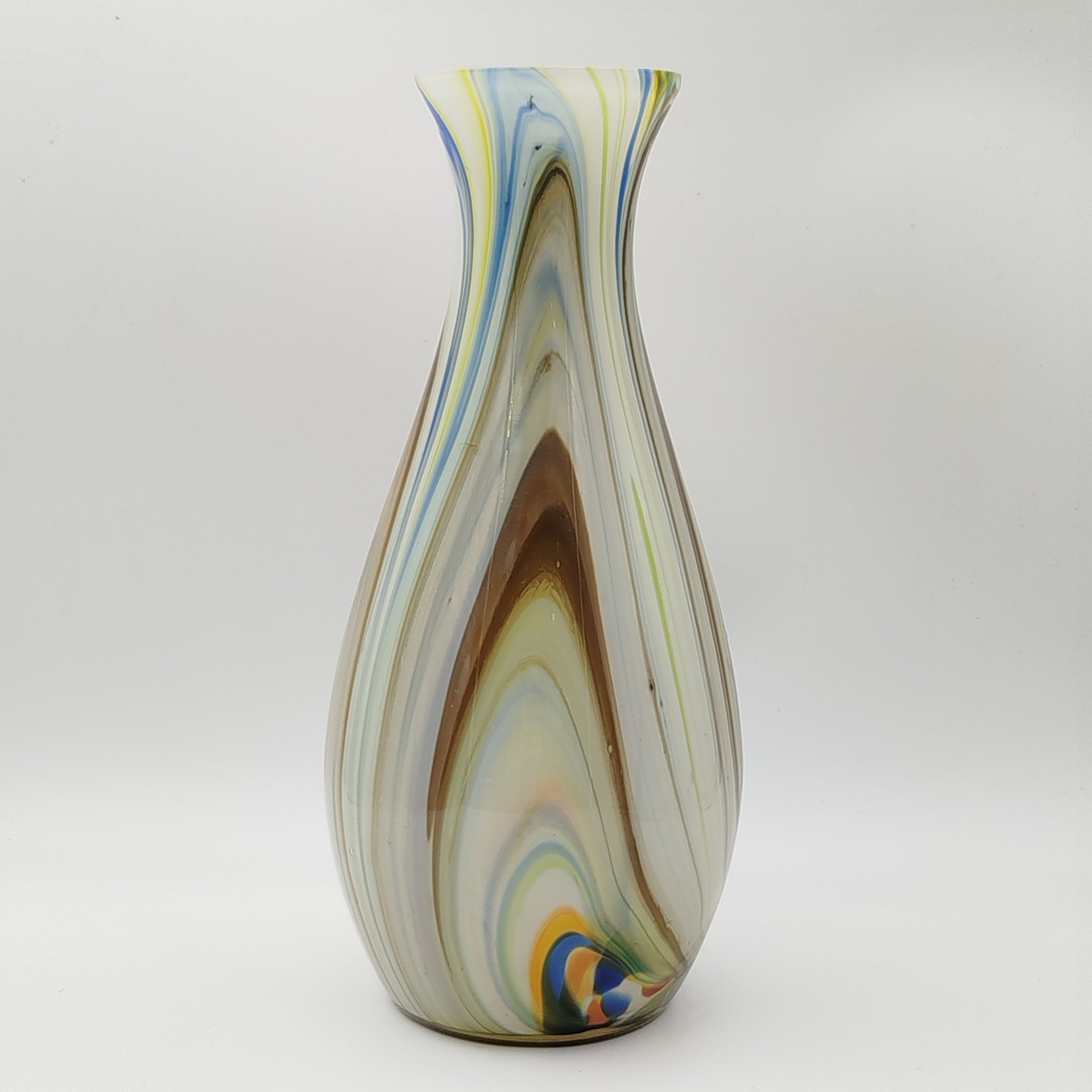 Ваза вытянутой формы с разноцветными разводами на белом фоне, Ливанский стекольный завод (Латвия)