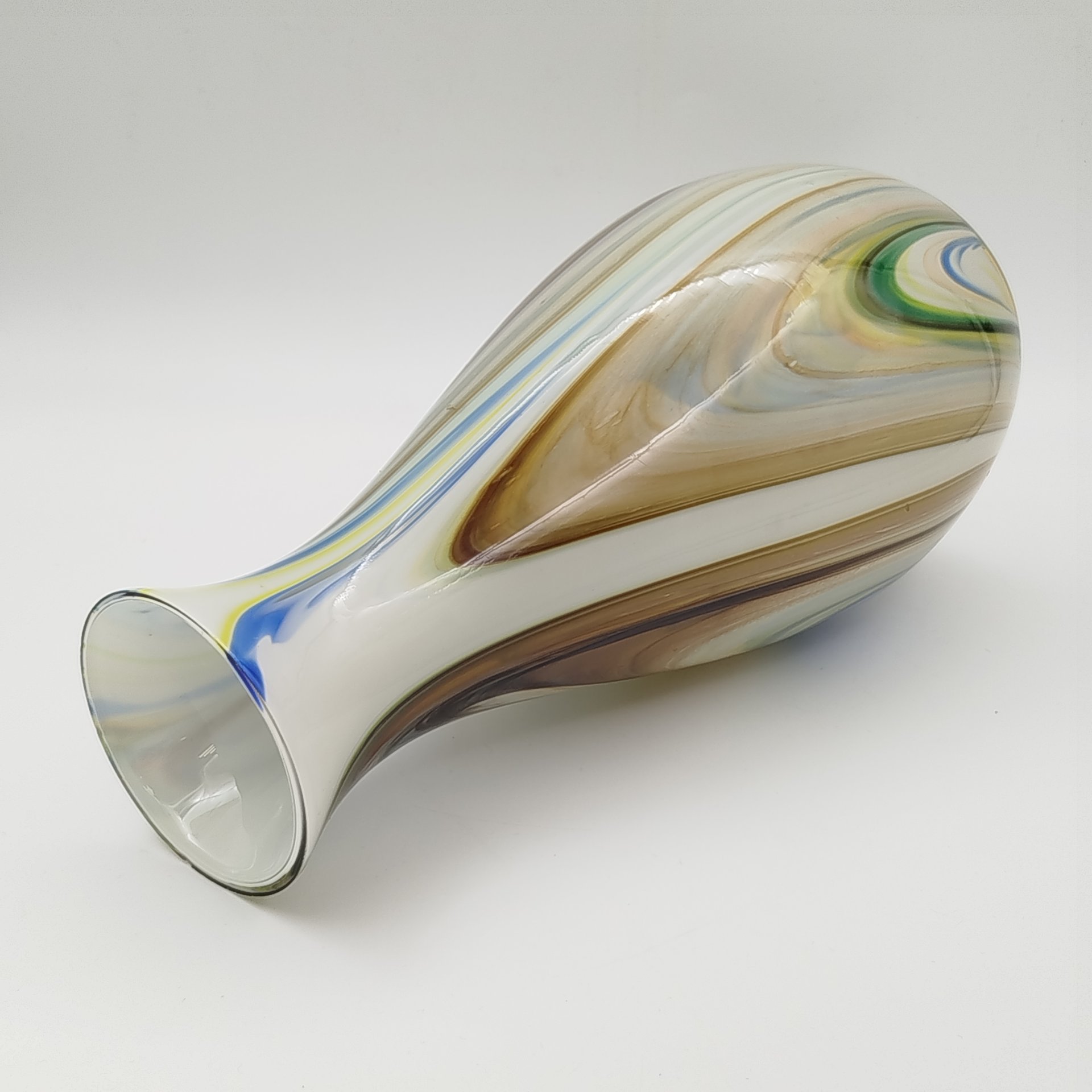 Ваза вытянутой формы с разноцветными разводами на белом фоне, Ливанский стекольный завод (Латвия)