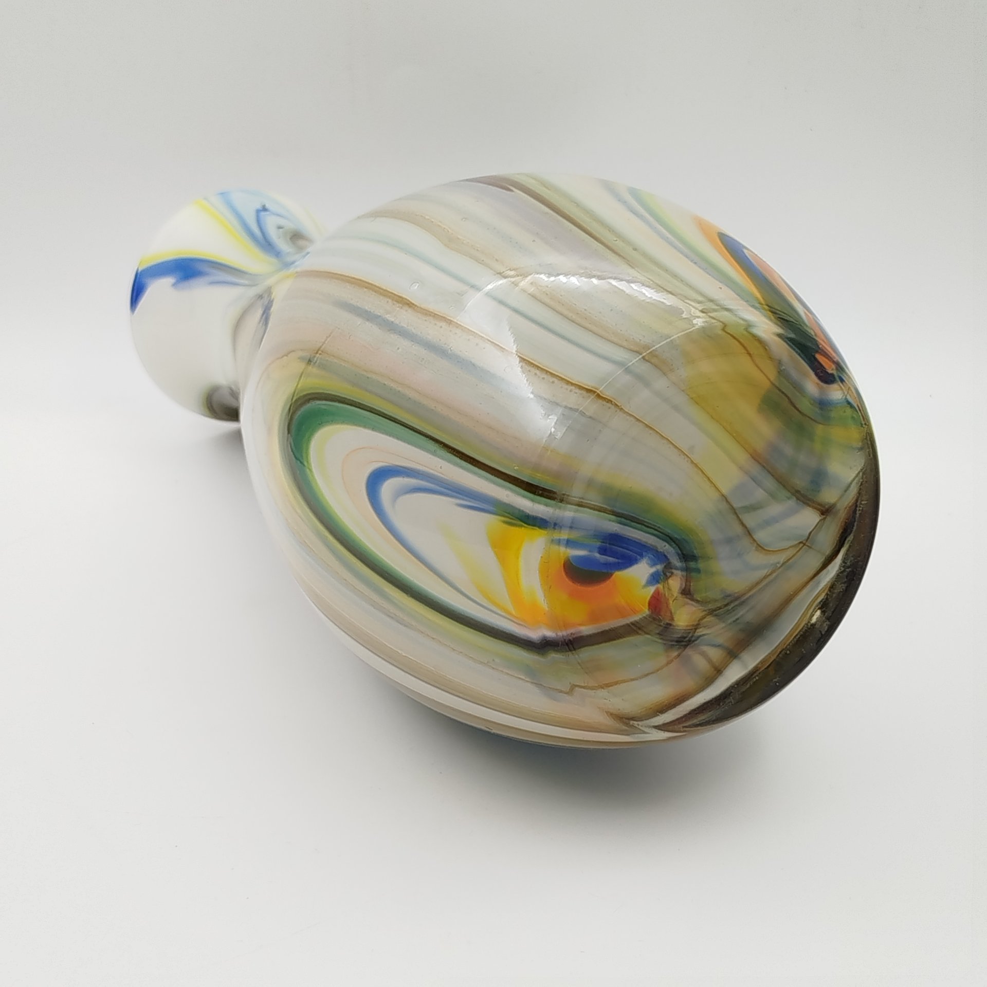 Ваза вытянутой формы с разноцветными разводами на белом фоне, Ливанский стекольный завод (Латвия)