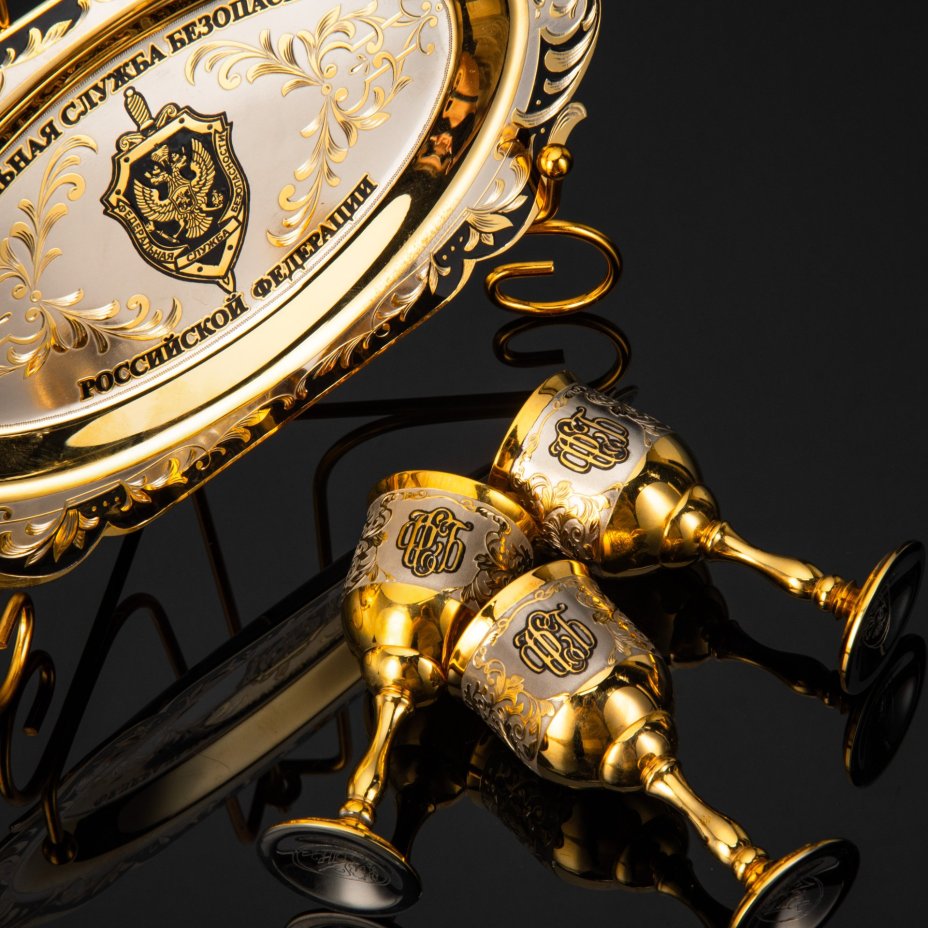 Набор для вина (подарочный) "Федеральная служба безопасности Российской Федерации (ФСБ России)", латунь, золочение, никелирование, травление, гравирование, Златоустовская оружейная компания, Российская Федерация, 2010-2015 гг.
