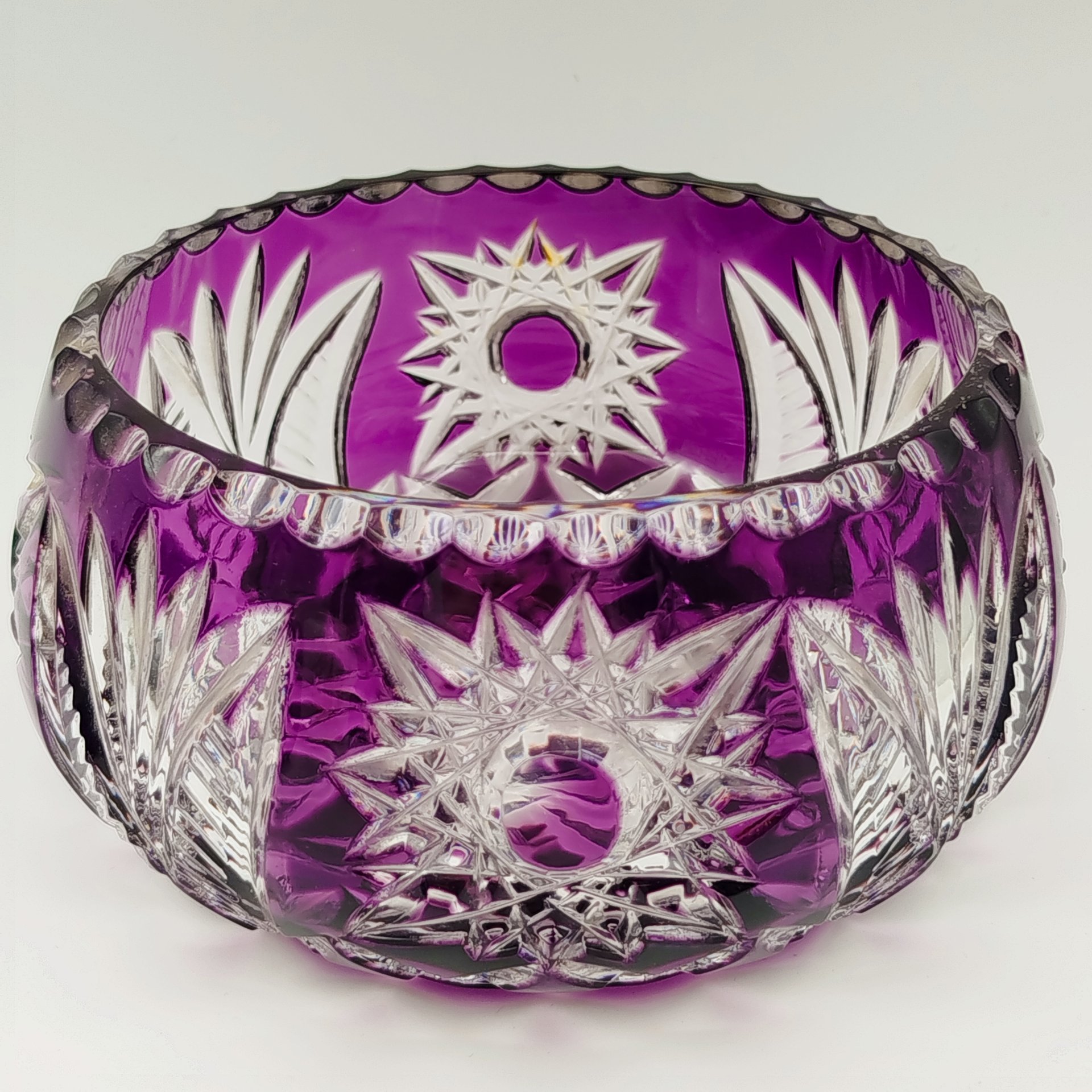 Ваза (конфетница) округлой формы аметистового оттенка с резным декором, хрусталь, резьба, Западная Европа, 1980-1990 гг.