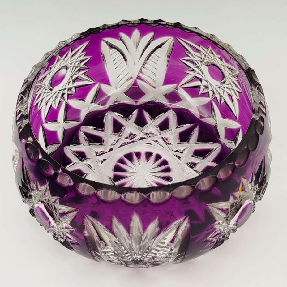 Ваза (конфетница) округлой формы аметистового оттенка с резным декором