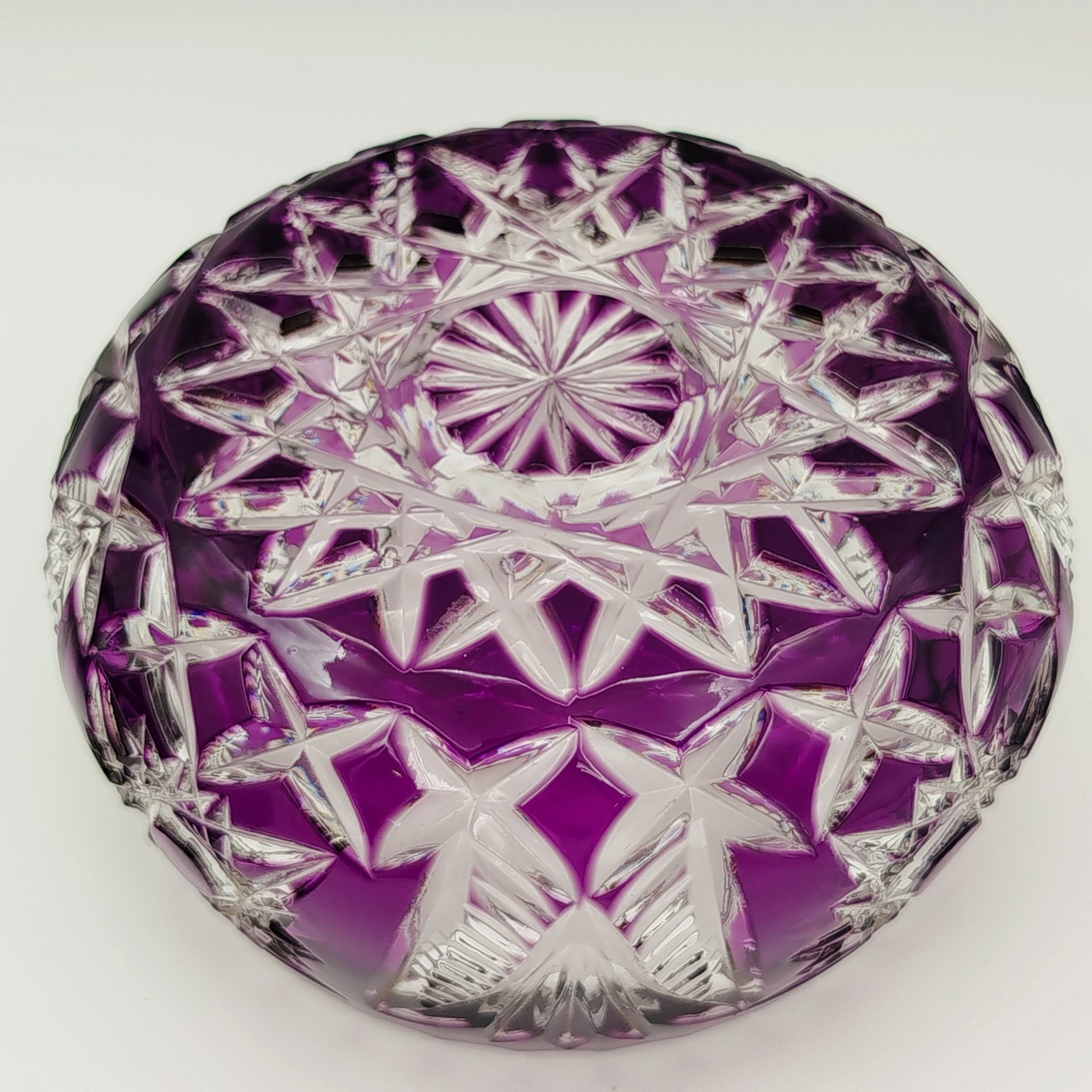 Ваза (конфетница) округлой формы аметистового оттенка с резным декором, хрусталь, резьба, Западная Европа, 1980-1990 гг.