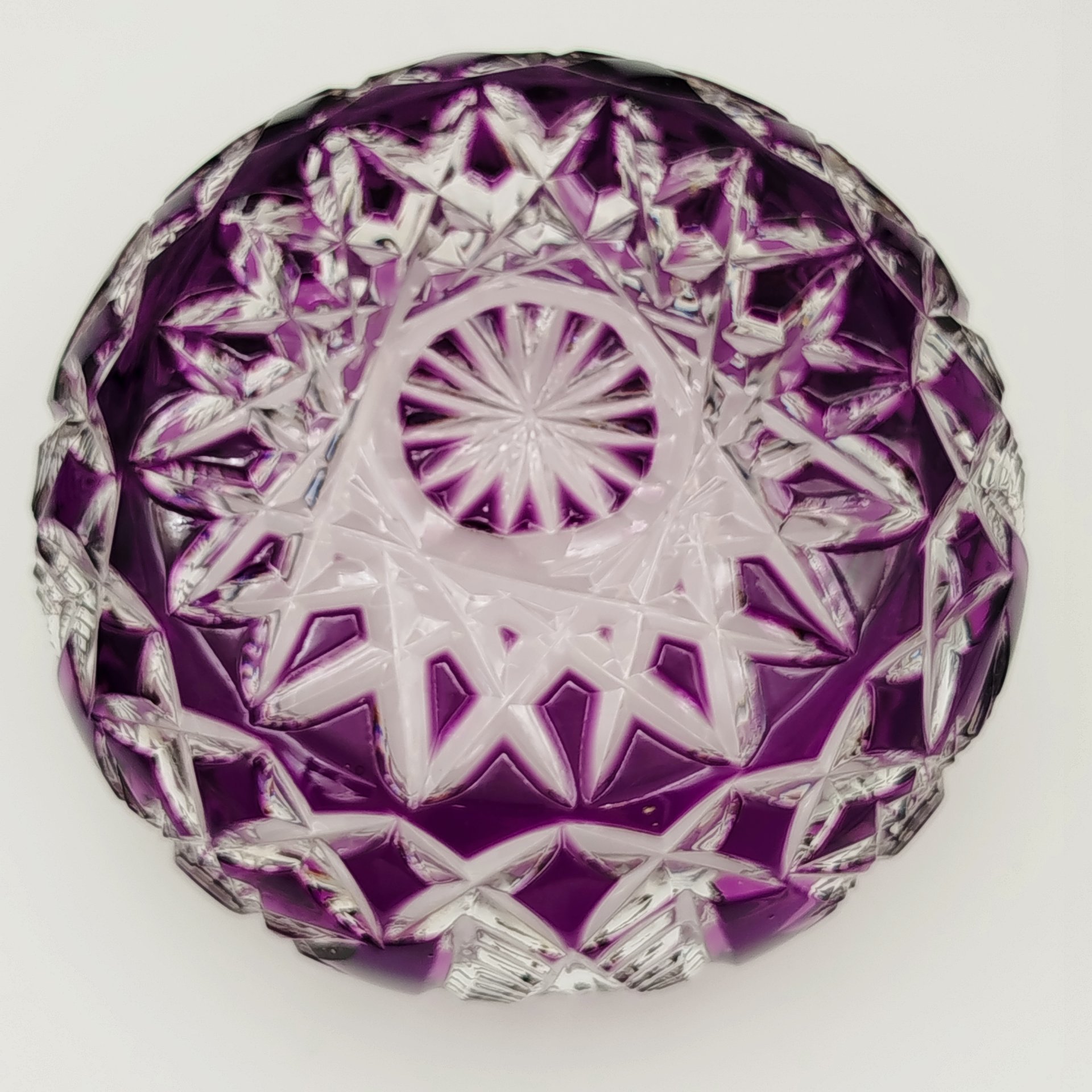 Ваза (конфетница) округлой формы аметистового оттенка с резным декором, хрусталь, резьба, Западная Европа, 1980-1990 гг.