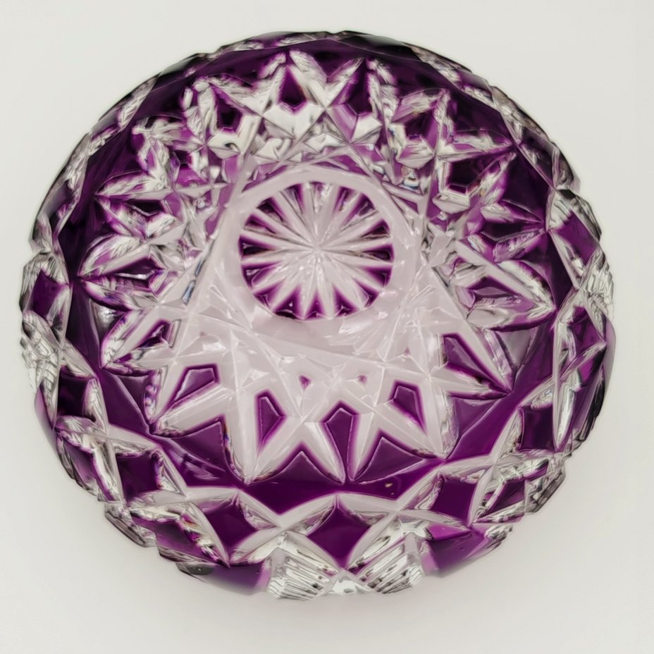 Ваза (конфетница) округлой формы аметистового оттенка с резным декором