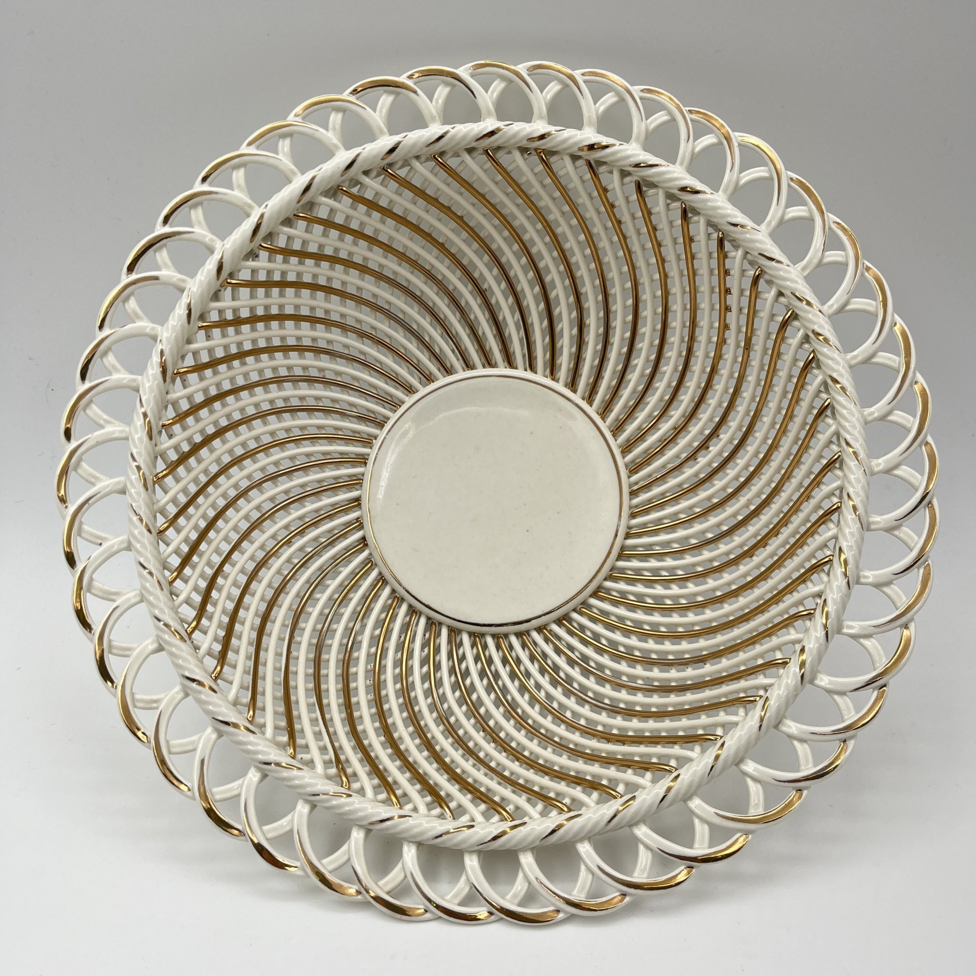 Сухарница-плетенка с ажурным бортом, фаянс, золочение, Кировский фаянсовый завод, СССР, 1957-1964 гг.