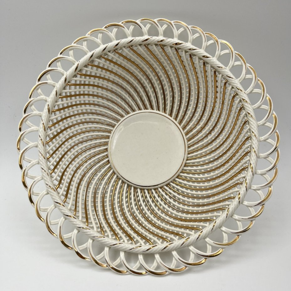 Сухарница-плетенка с ажурным бортом, фаянс, золочение, Кировский фаянсовый завод, СССР, 1957-1964 гг.
