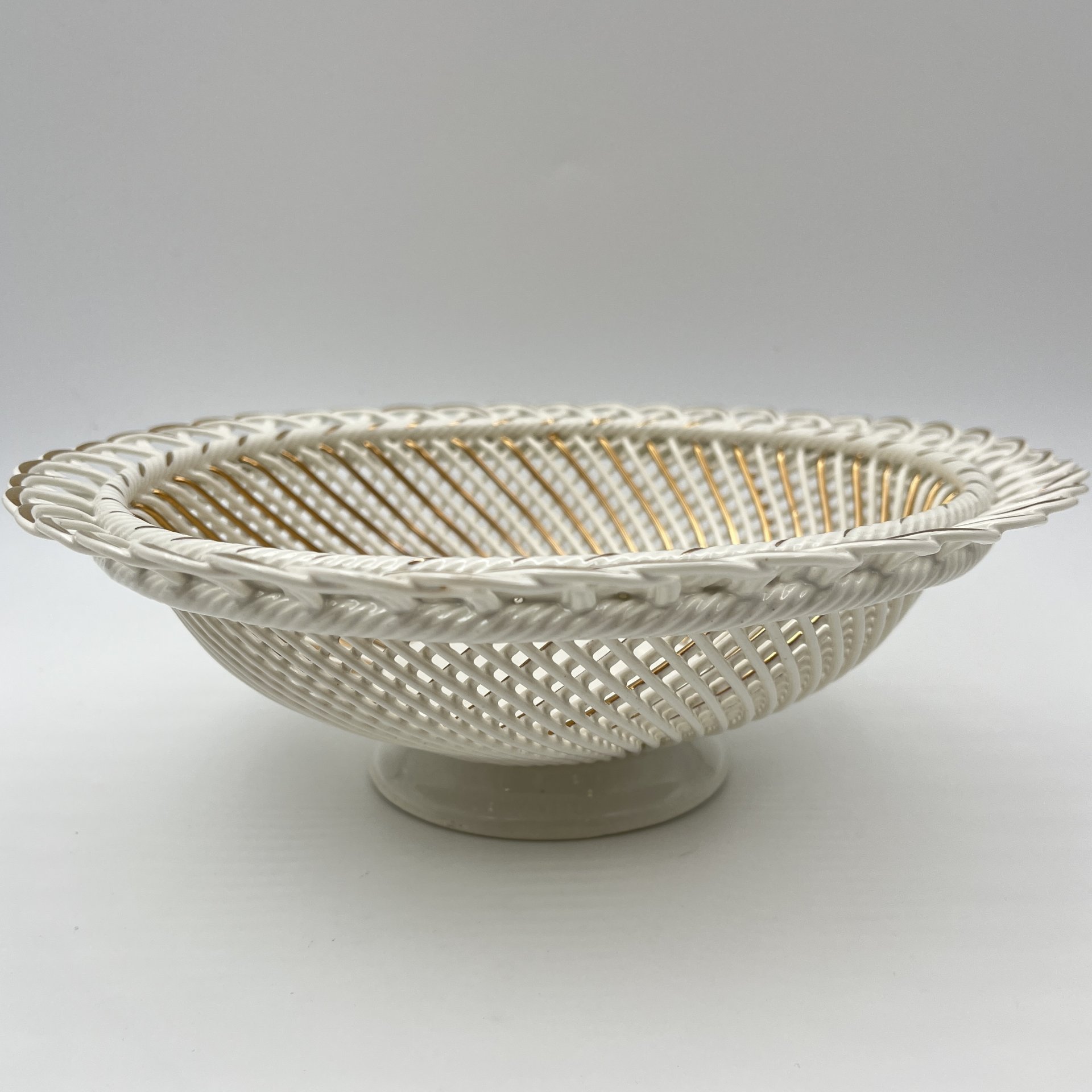 Сухарница-плетенка с ажурным бортом, фаянс, золочение, Кировский фаянсовый завод, СССР, 1957-1964 гг.