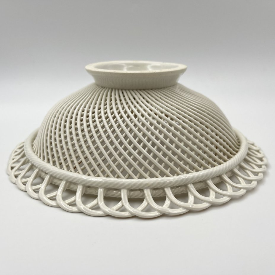 Сухарница-плетенка с ажурным бортом, фаянс, золочение, Кировский фаянсовый завод, СССР, 1957-1964 гг.