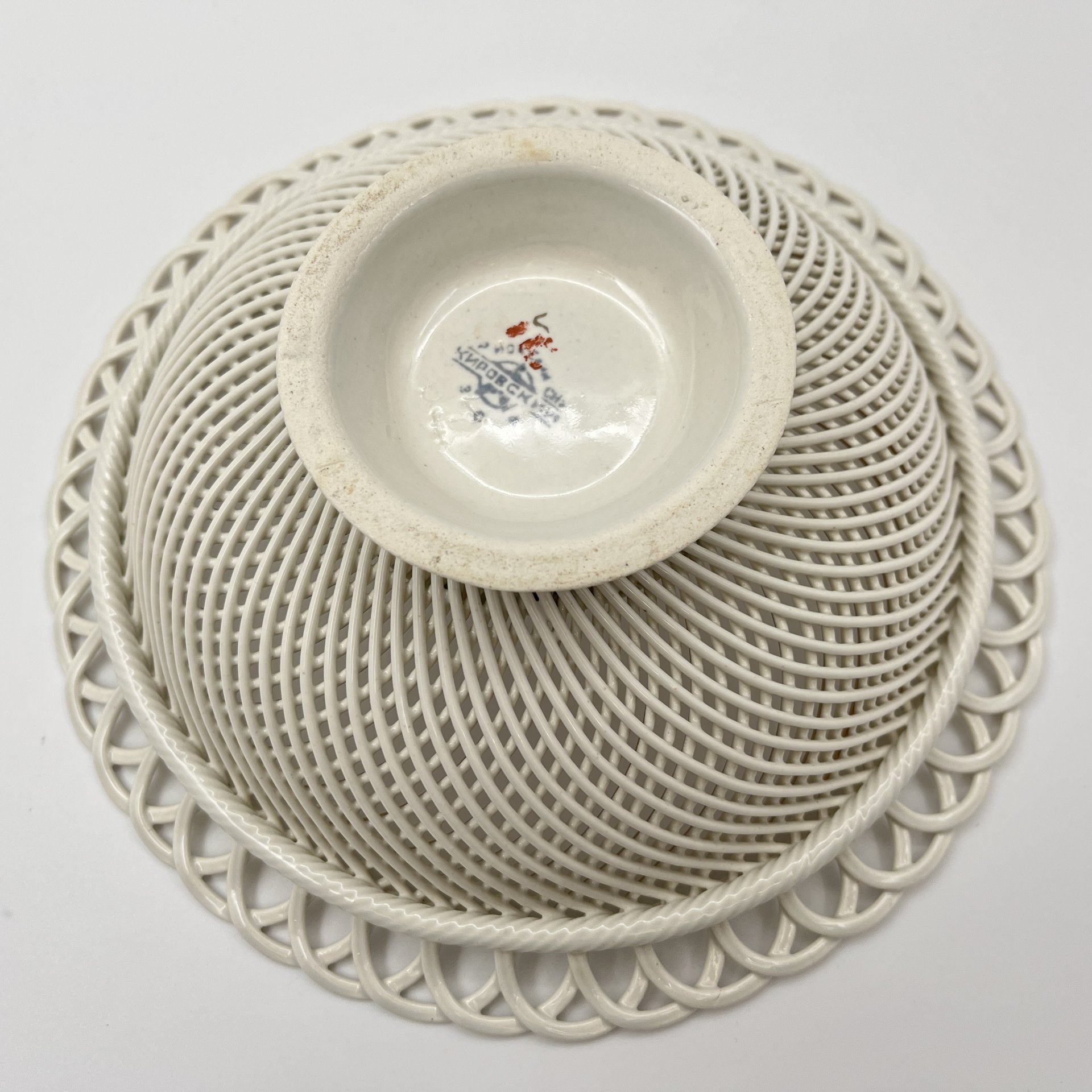 Сухарница-плетенка с ажурным бортом, фаянс, золочение, Кировский фаянсовый завод, СССР, 1957-1964 гг.