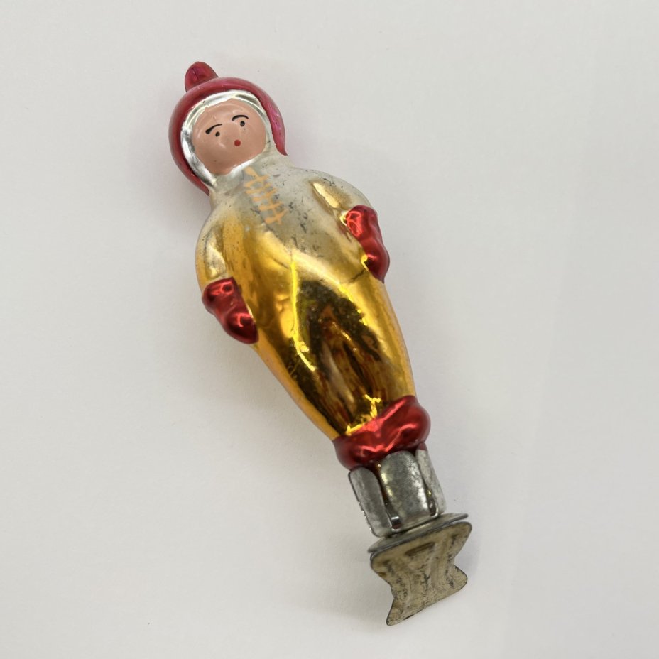 Ёлочная игрушка на прищепке "Космонавт", стекло, краска, металл, СССР, 1950-1970 гг.
