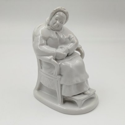 Статуэтка "Коробочка" из серии "Гоголевские персонажи" по произведению "Мертвые души", скульптор Воробьев Б.Я., фарфор, Ленинградский фарфоровый завод (ЛФЗ), СССР, 1950-1970 гг.