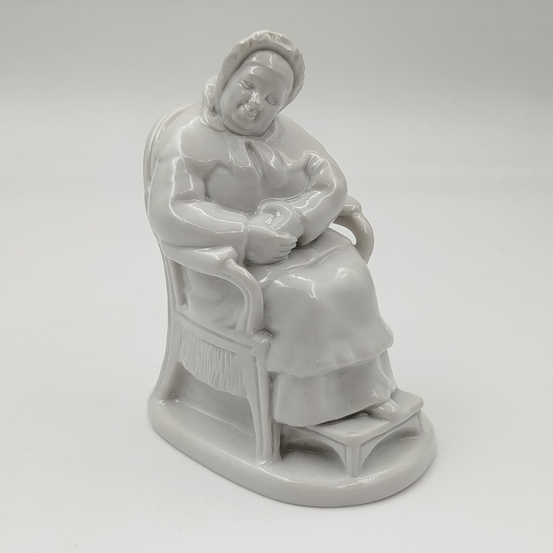 Статуэтка "Коробочка" из серии "Гоголевские персонажи" по произведению "Мертвые души", скульптор Воробьев Б.Я., фарфор, Ленинградский фарфоровый завод (ЛФЗ), СССР, 1950-1970 гг.