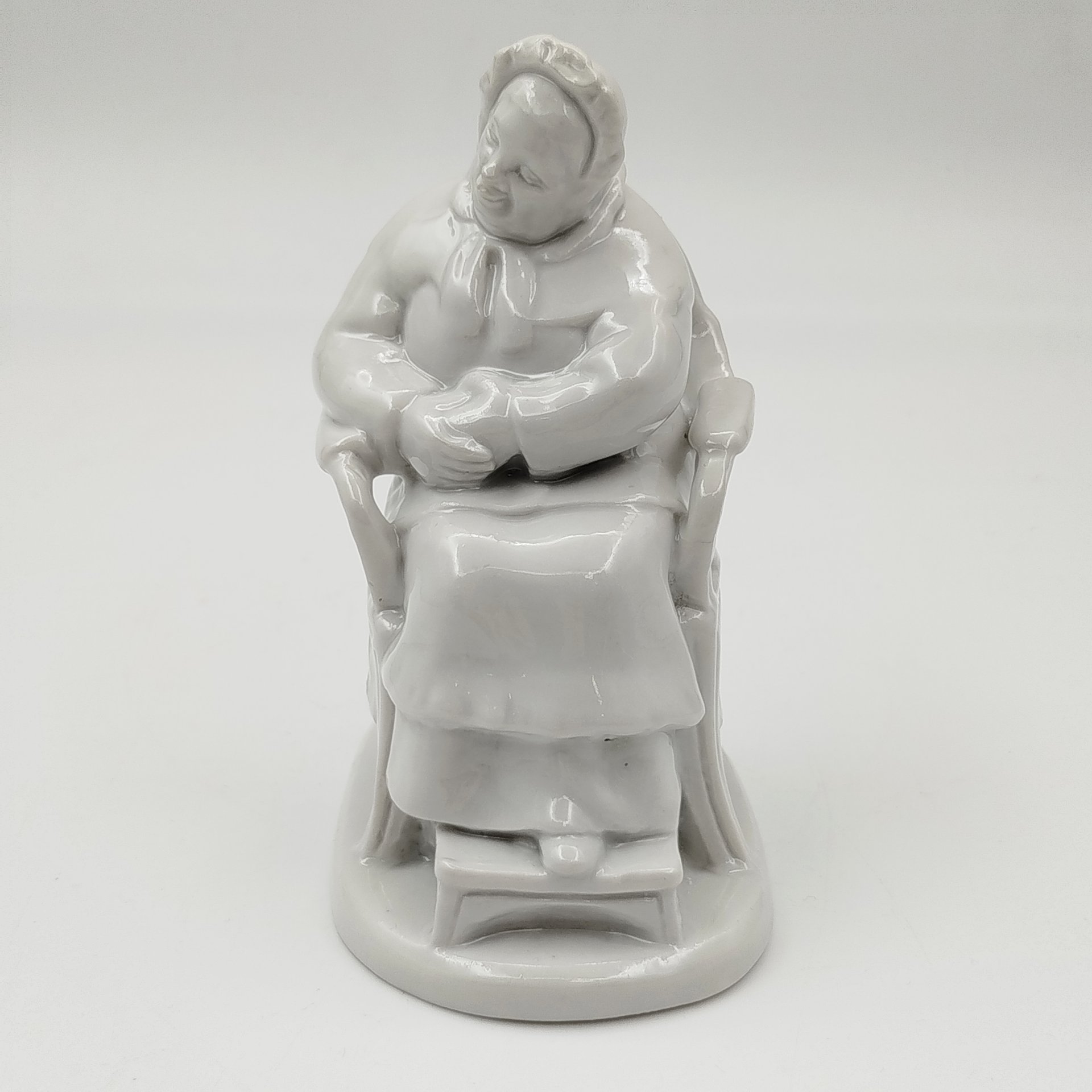 Статуэтка "Коробочка" из серии "Гоголевские персонажи" по произведению "Мертвые души", скульптор Воробьев Б.Я., фарфор, Ленинградский фарфоровый завод (ЛФЗ), СССР, 1950-1970 гг.