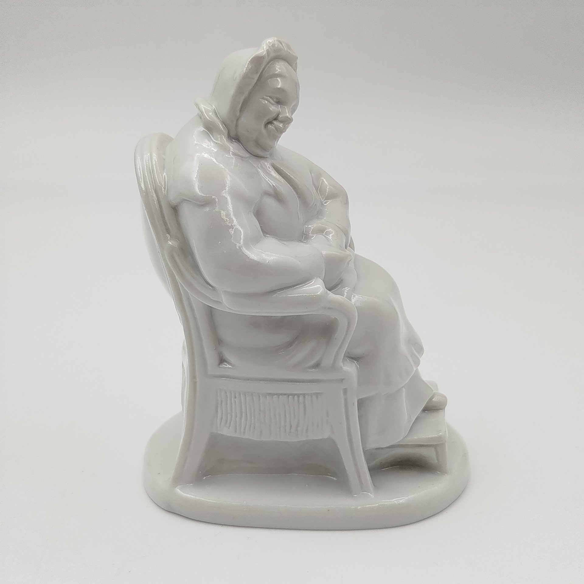 Статуэтка "Коробочка" из серии "Гоголевские персонажи" по произведению "Мертвые души", скульптор Воробьев Б.Я., фарфор, Ленинградский фарфоровый завод (ЛФЗ), СССР, 1950-1970 гг.