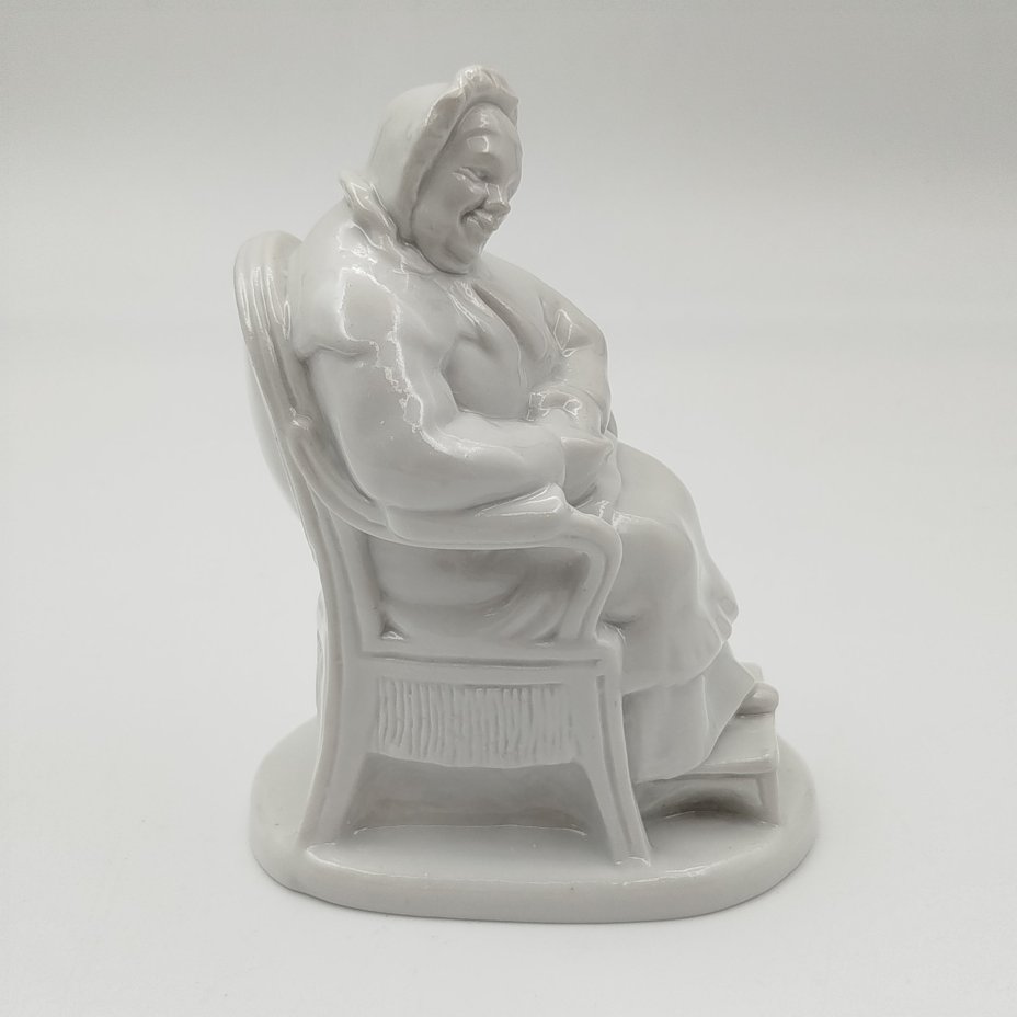 Статуэтка "Коробочка" из серии "Гоголевские персонажи" по произведению "Мертвые души", скульптор Воробьев Б.Я., фарфор, Ленинградский фарфоровый завод (ЛФЗ), СССР, 1950-1970 гг.