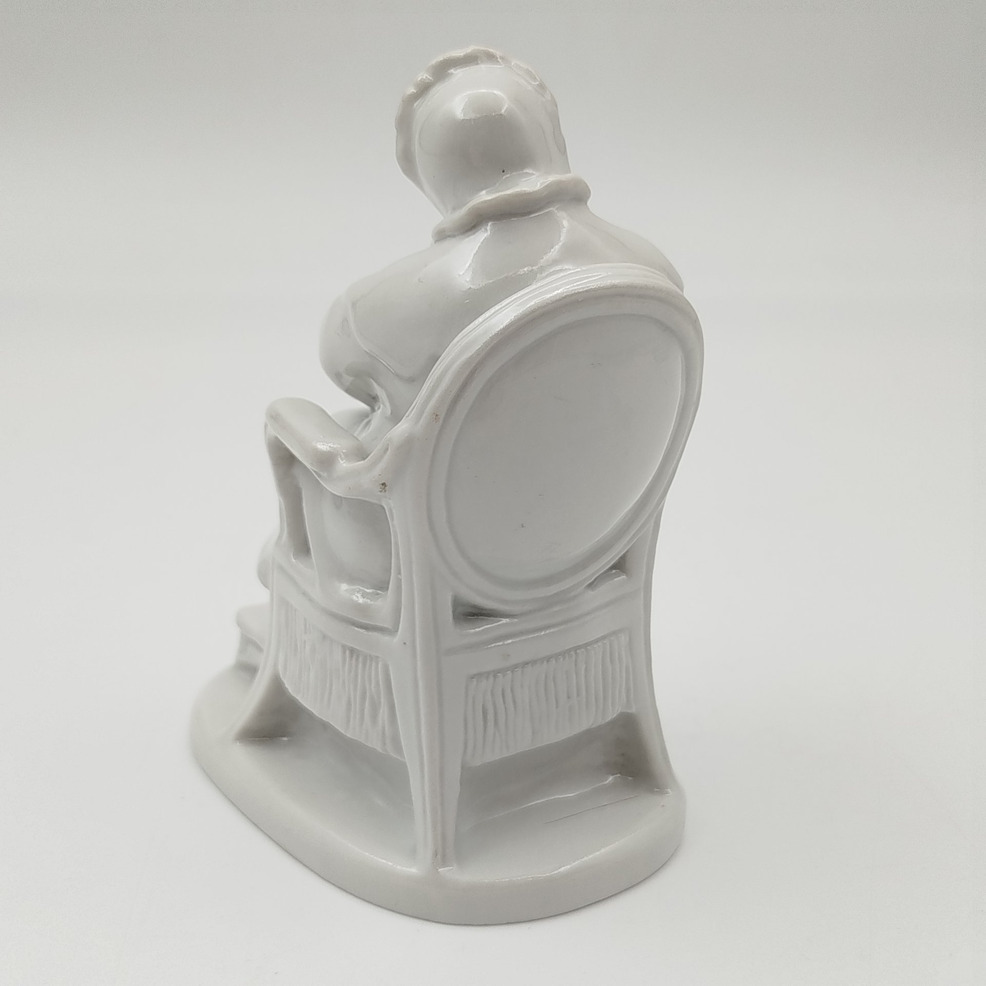 Статуэтка "Коробочка" из серии "Гоголевские персонажи" по произведению "Мертвые души", скульптор Воробьев Б.Я., фарфор, Ленинградский фарфоровый завод (ЛФЗ), СССР, 1950-1970 гг.