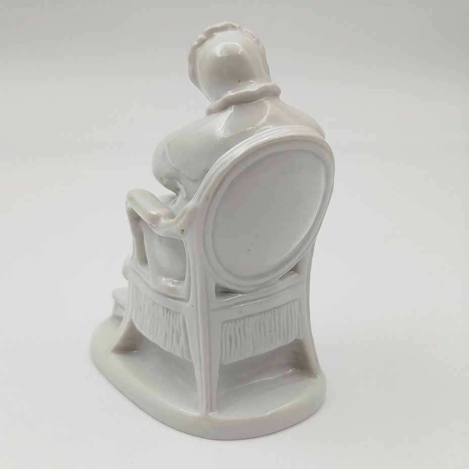 Статуэтка "Коробочка" из серии "Гоголевские персонажи" по произведению "Мертвые души", скульптор Воробьев Б.Я., фарфор, Ленинградский фарфоровый завод (ЛФЗ), СССР, 1950-1970 гг.