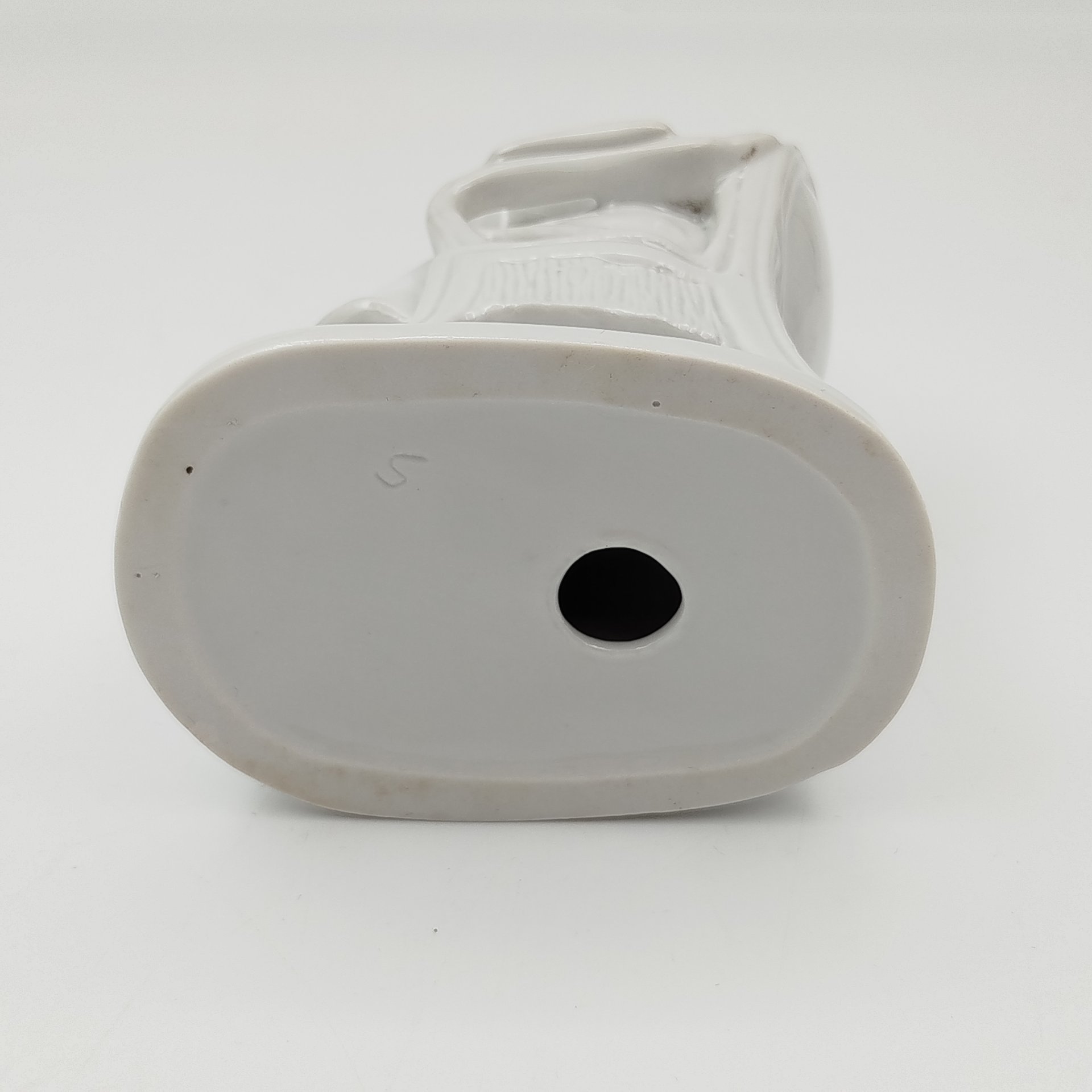 Статуэтка "Коробочка" из серии "Гоголевские персонажи" по произведению "Мертвые души", скульптор Воробьев Б.Я., фарфор, Ленинградский фарфоровый завод (ЛФЗ), СССР, 1950-1970 гг.