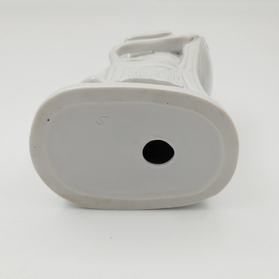 Статуэтка "Коробочка" из серии "Гоголевские персонажи" по произведению "Мертвые души", скульптор Воробьев Б.Я., фарфор, Ленинградский фарфоровый завод (ЛФЗ), СССР, 1950-1970 гг.