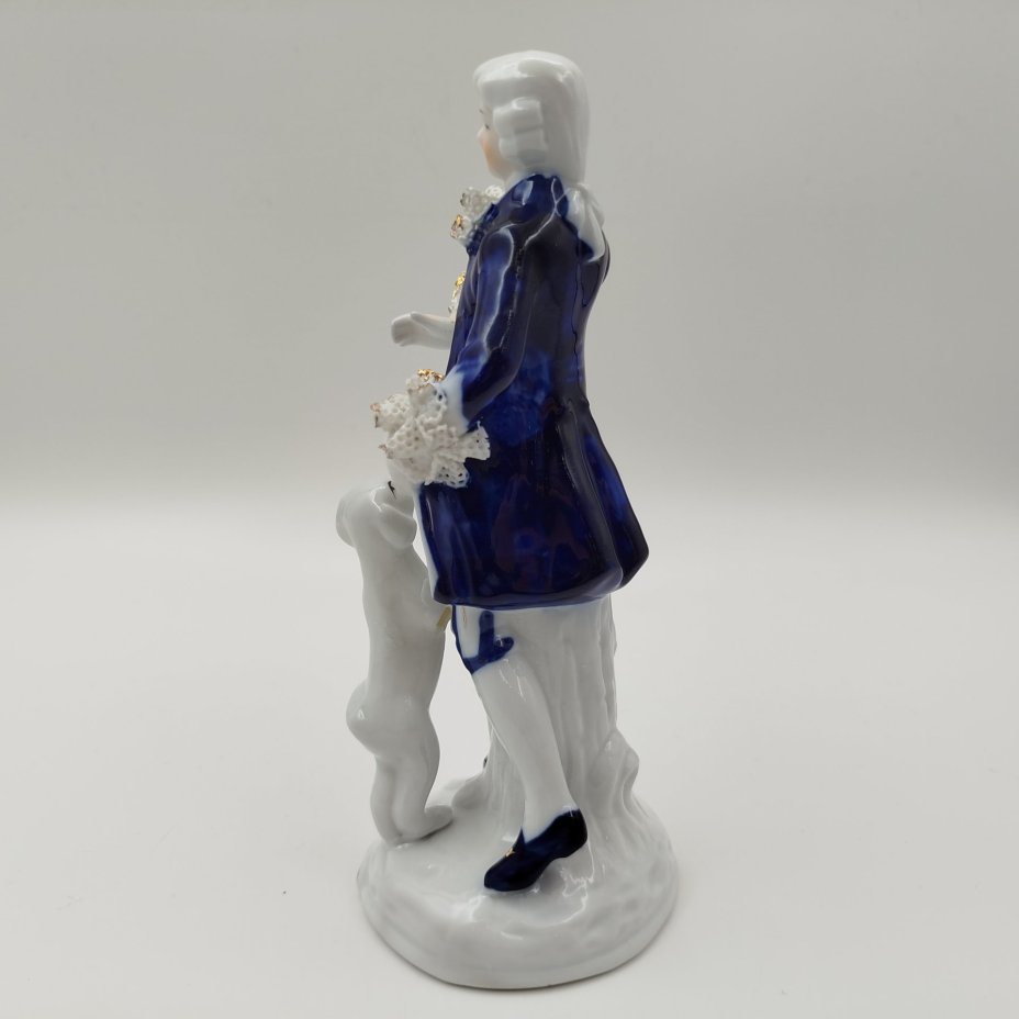 Статуэка "Кавалер с собакой", фарфор, золочение, роспись, Европа, 1960-1990 гг.
