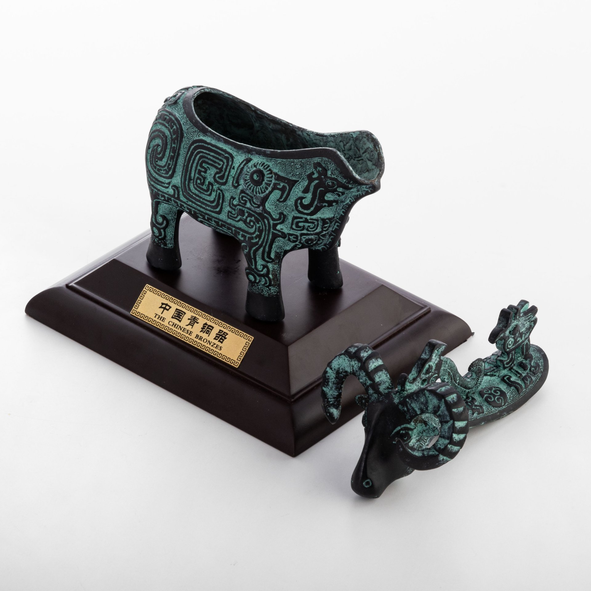 Статуэтка-сувенир "Cосуд для вина династии Шан (1200-1100 до н.э.)" в оригинальной коробке
