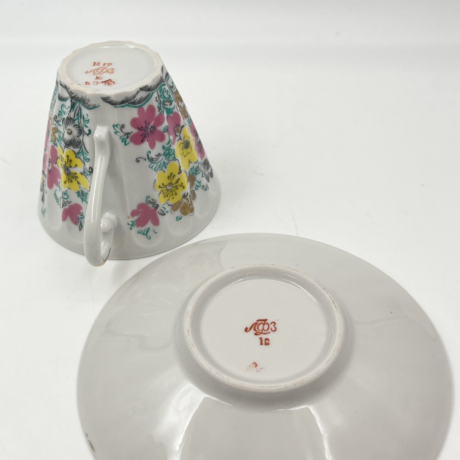 Чайная пара "Ситец", форма "Лучистая", автор формы Н.П. Славина, фарфор, деколь, золочение, Ленинградский фарфоровый завод (ЛФЗ), СССР, 1970-1986 гг.