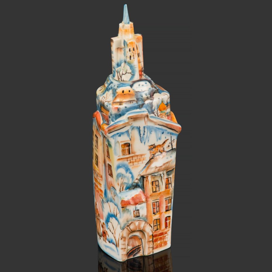 Штоф фигурный с крышкой в виде Московской высотки "Город. Зима", скульптор Шатров Д.В., автор росписи Кристал М.В., полуфарфор, роспись, Российская Федерация, 1990-2000 гг.