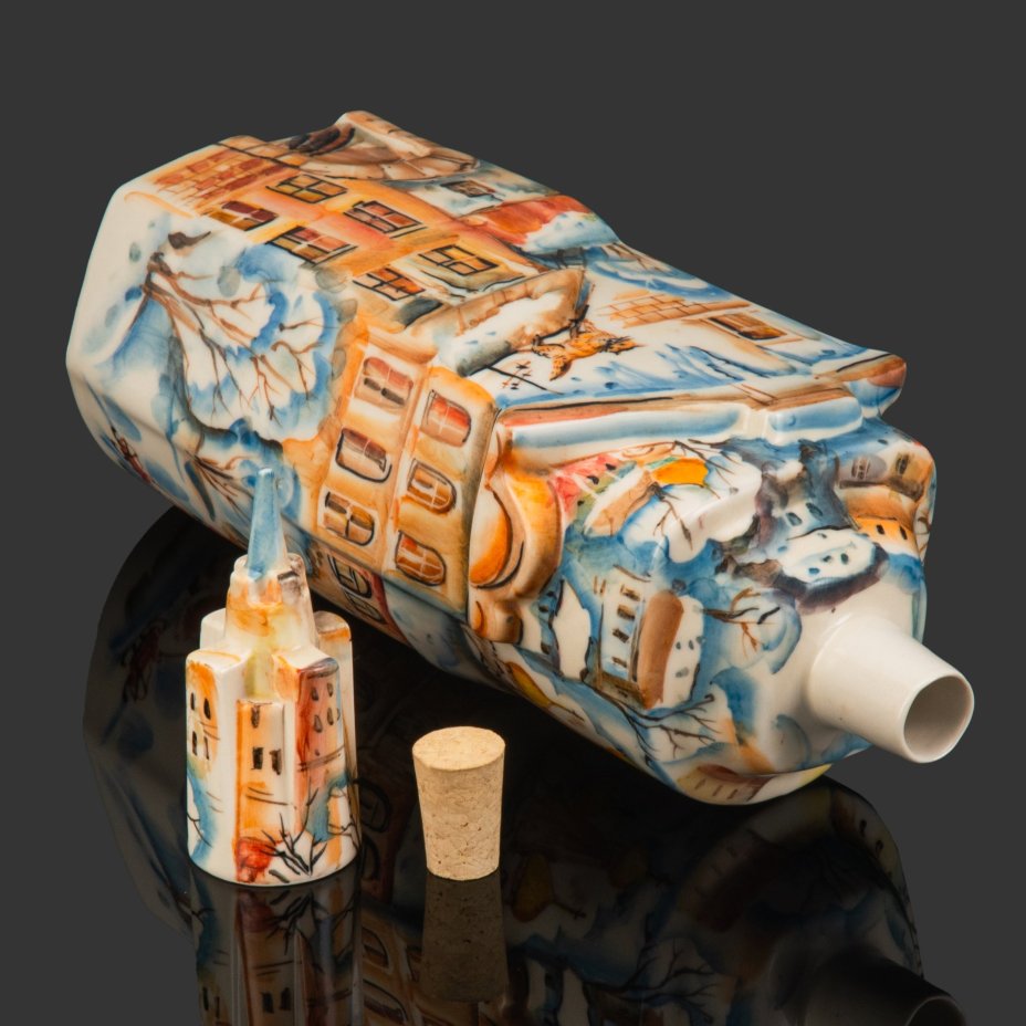 Штоф фигурный с крышкой в виде Московской высотки "Город. Зима", скульптор Шатров Д.В., автор росписи Кристал М.В., полуфарфор, роспись