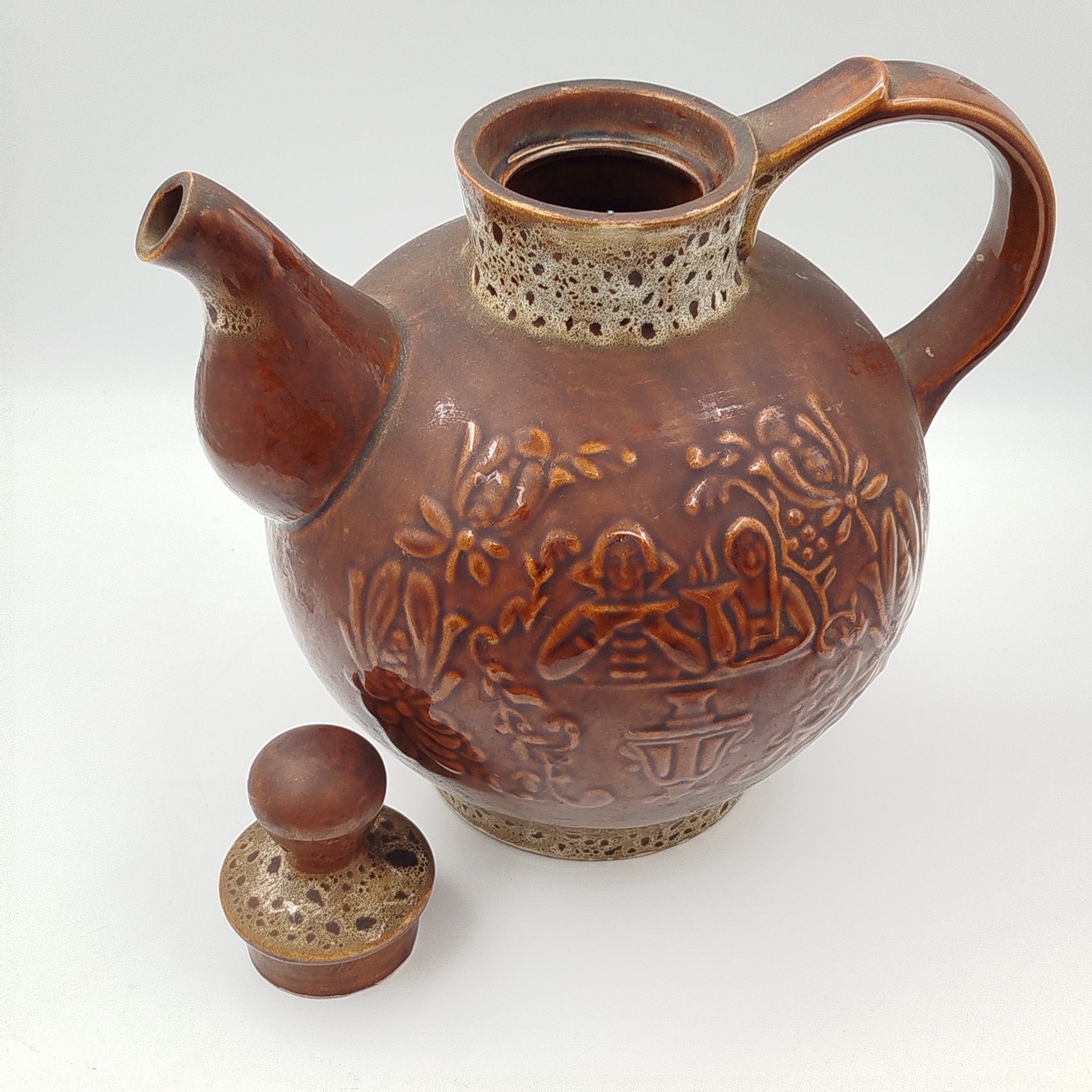 Чайник доливной со сценой чаепития и цветочным декором (крупный)