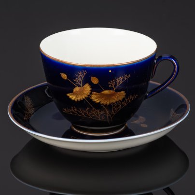 Пара чайная с декором в виде золотых ромашек, автор формы Яковлева С.Е., автор рисунка Лебединская Л.И. (предположительно), фарфор, крытье кобальтом, золочение, Ленинградский фарфоровый завод (ЛФЗ), СССР, 1950-1970 гг.