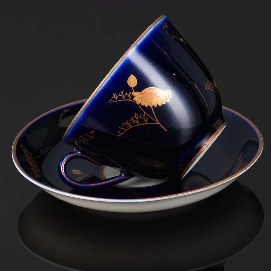 Пара чайная с декором в виде золотых ромашек, автор формы Яковлева С.Е., автор рисунка Лебединская Л.И. (предположительно), фарфор, крытье кобальтом, золочение, Ленинградский фарфоровый завод (ЛФЗ), СССР, 1950-1970 гг.