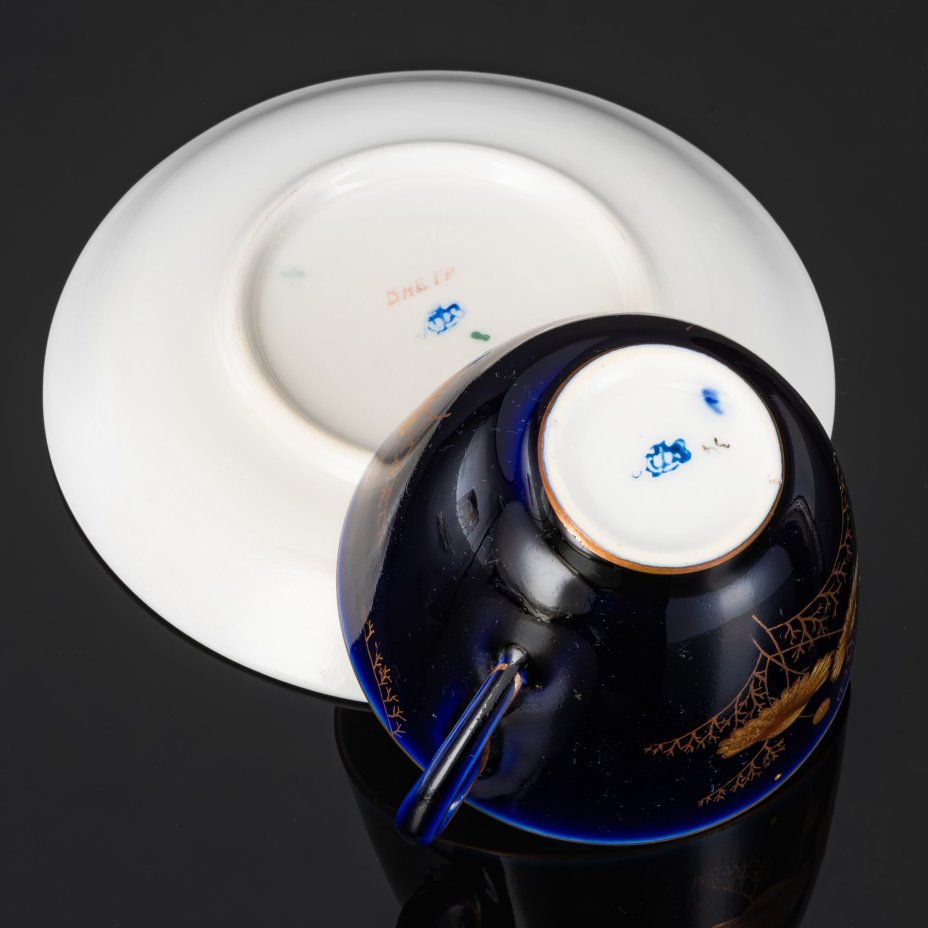 Пара чайная с декором в виде золотых ромашек, автор формы Яковлева С.Е., автор рисунка Лебединская Л.И. (предположительно), фарфор, крытье кобальтом, золочение, Ленинградский фарфоровый завод (ЛФЗ), СССР, 1950-1970 гг.