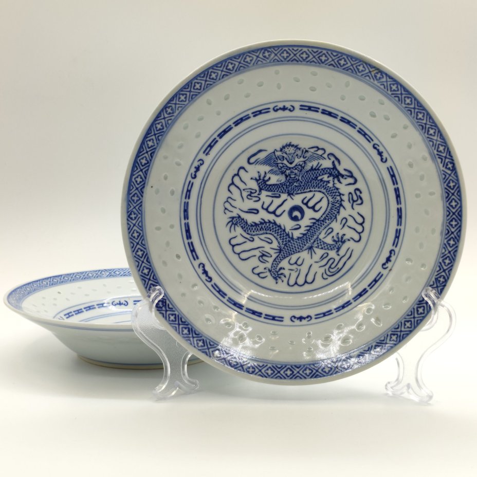 Пара суповых тарелок, украшенных изображением дракона с огненной жемчужиной и традиционным рельефным декором "рисовое зерно", фарфор, деколь, Фарфор Цзиндэчжэнь, Китай, 1980-1990 гг.