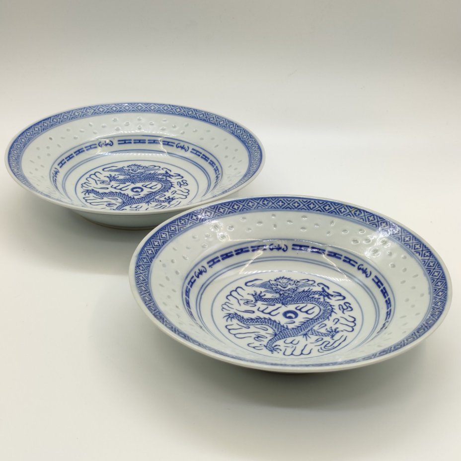 Пара суповых тарелок, украшенных изображением дракона с огненной жемчужиной и традиционным рельефным декором "рисовое зерно", фарфор, деколь, Фарфор Цзиндэчжэнь, Китай, 1980-1990 гг.