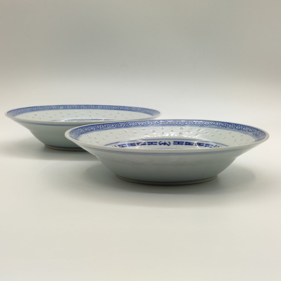 Пара суповых тарелок, украшенных изображением дракона с огненной жемчужиной и традиционным рельефным декором "рисовое зерно", фарфор, деколь, Фарфор Цзиндэчжэнь, Китай, 1980-1990 гг.