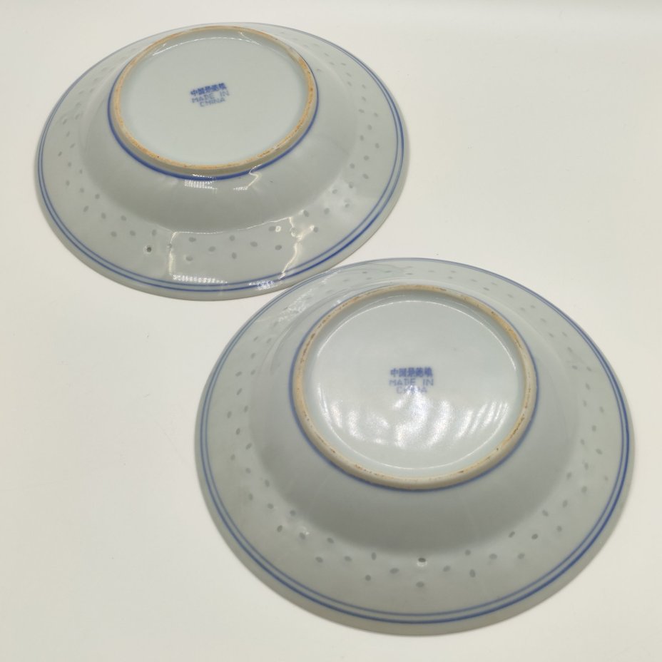 Пара суповых тарелок, украшенных изображением дракона с огненной жемчужиной и традиционным рельефным декором "рисовое зерно", фарфор, деколь, Фарфор Цзиндэчжэнь, Китай, 1980-1990 гг.