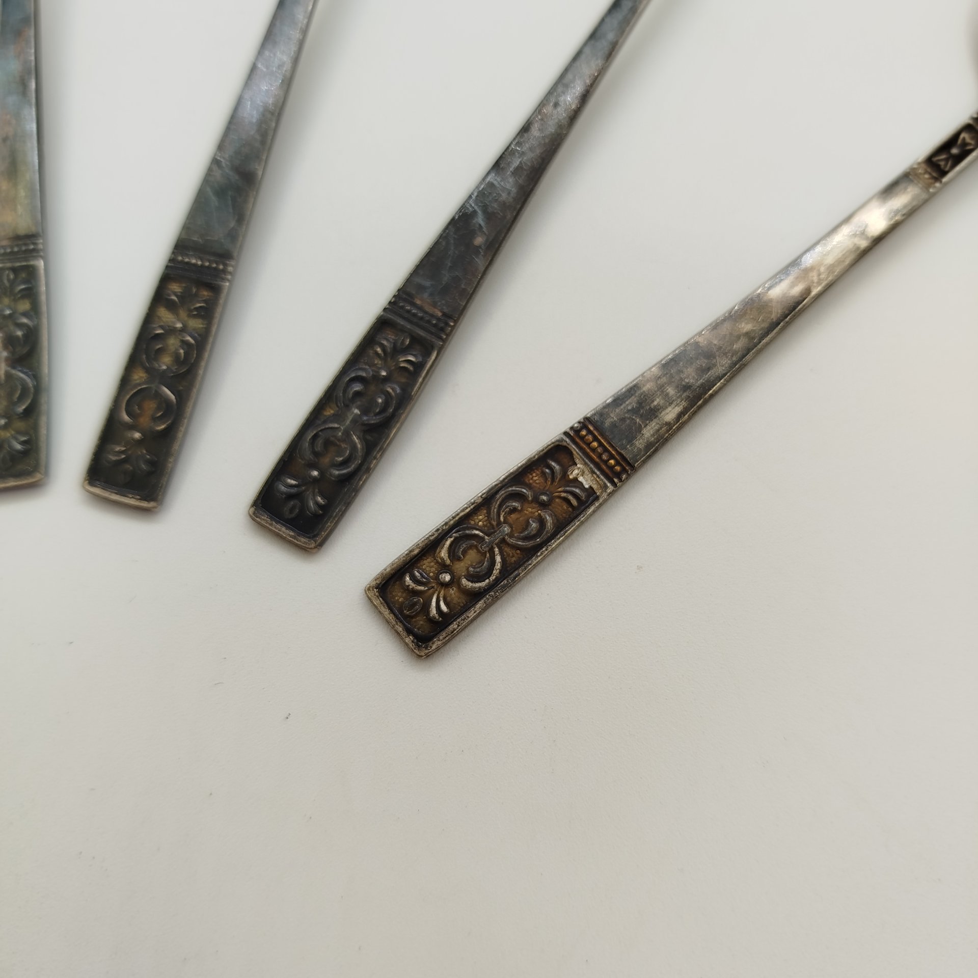 Набор из шести чайных ложек с растительным декором, мельхиор (медь-никель), эмаль, Красносельская ювелирная фабрика, СССР, 1960-1970 гг.