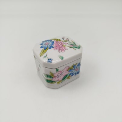 Миниатюрная шкатулка квадратной формы, украшенная изображением хризантем, фарфор, деколь, Китай, 1980-2000 гг.