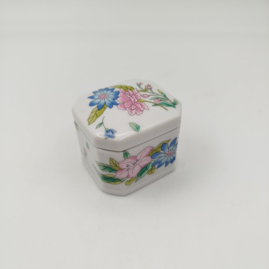 Миниатюрная шкатулка квадратной формы, украшенная изображением хризантем, фарфор, деколь, Китай, 1980-2000 гг.