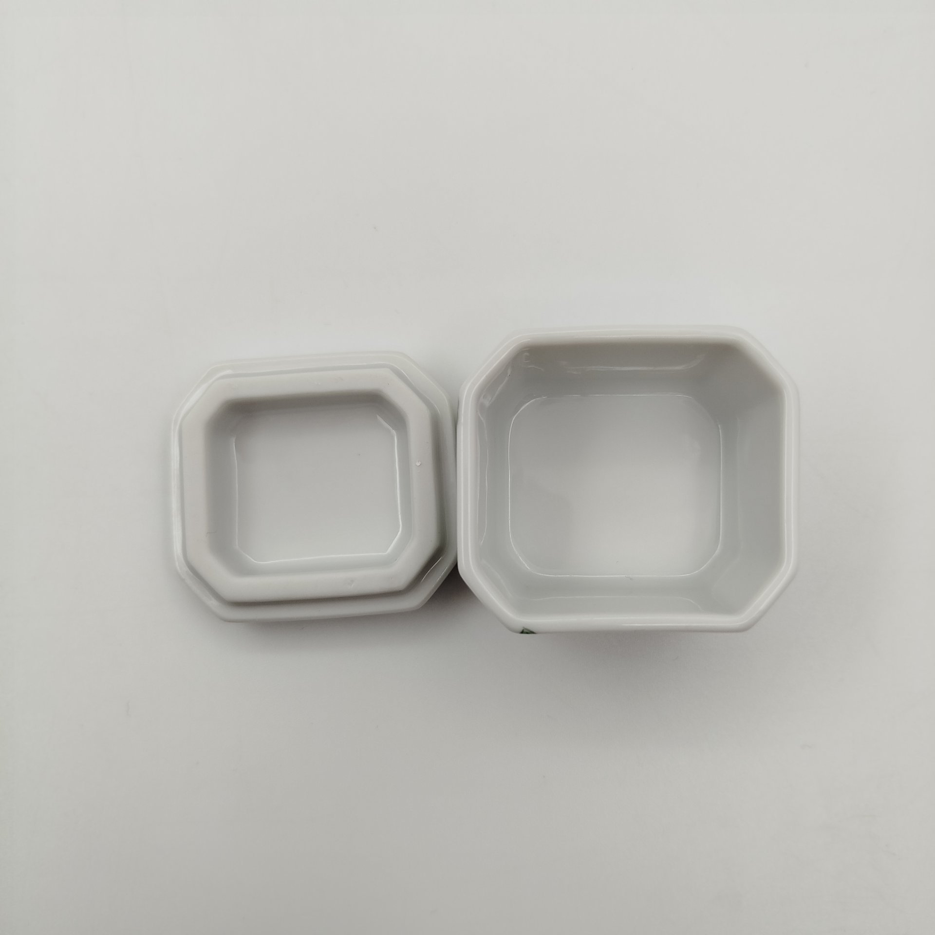 Миниатюрная шкатулка квадратной формы, украшенная изображением хризантем, фарфор, деколь, Китай, 1980-2000 гг.