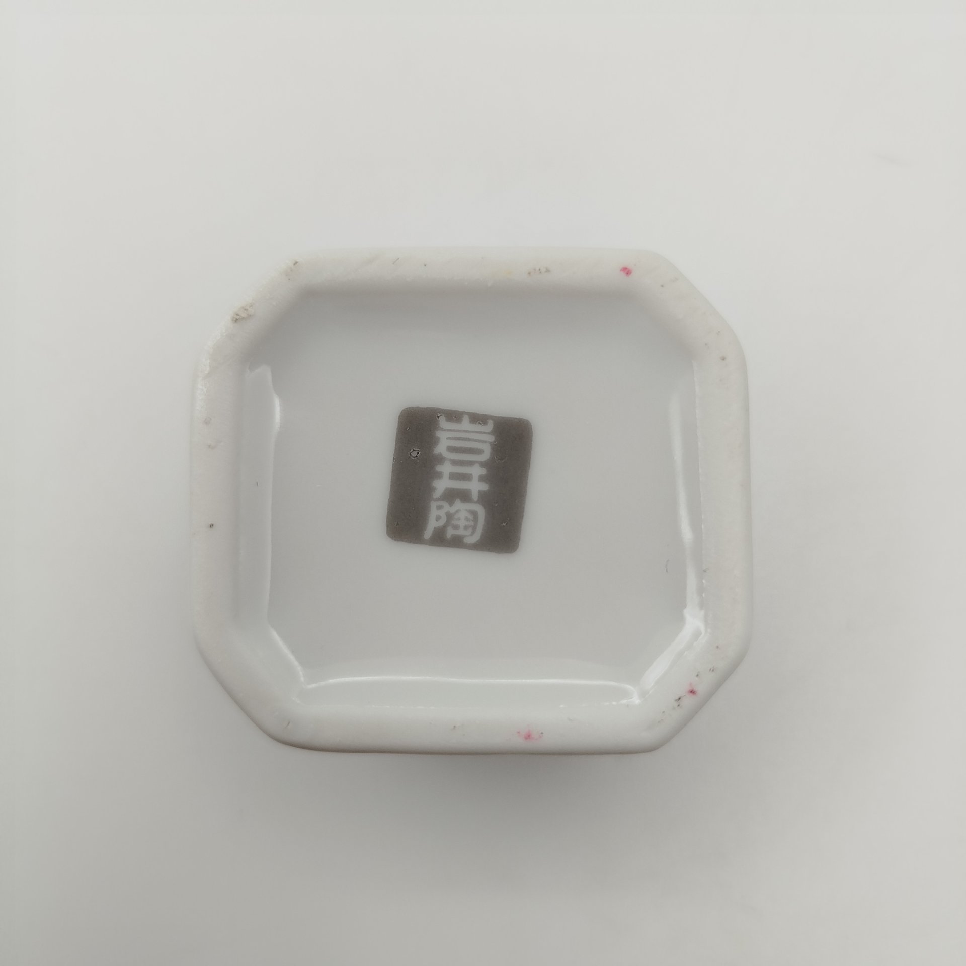 Миниатюрная шкатулка квадратной формы, украшенная изображением хризантем, фарфор, деколь, Китай, 1980-2000 гг.