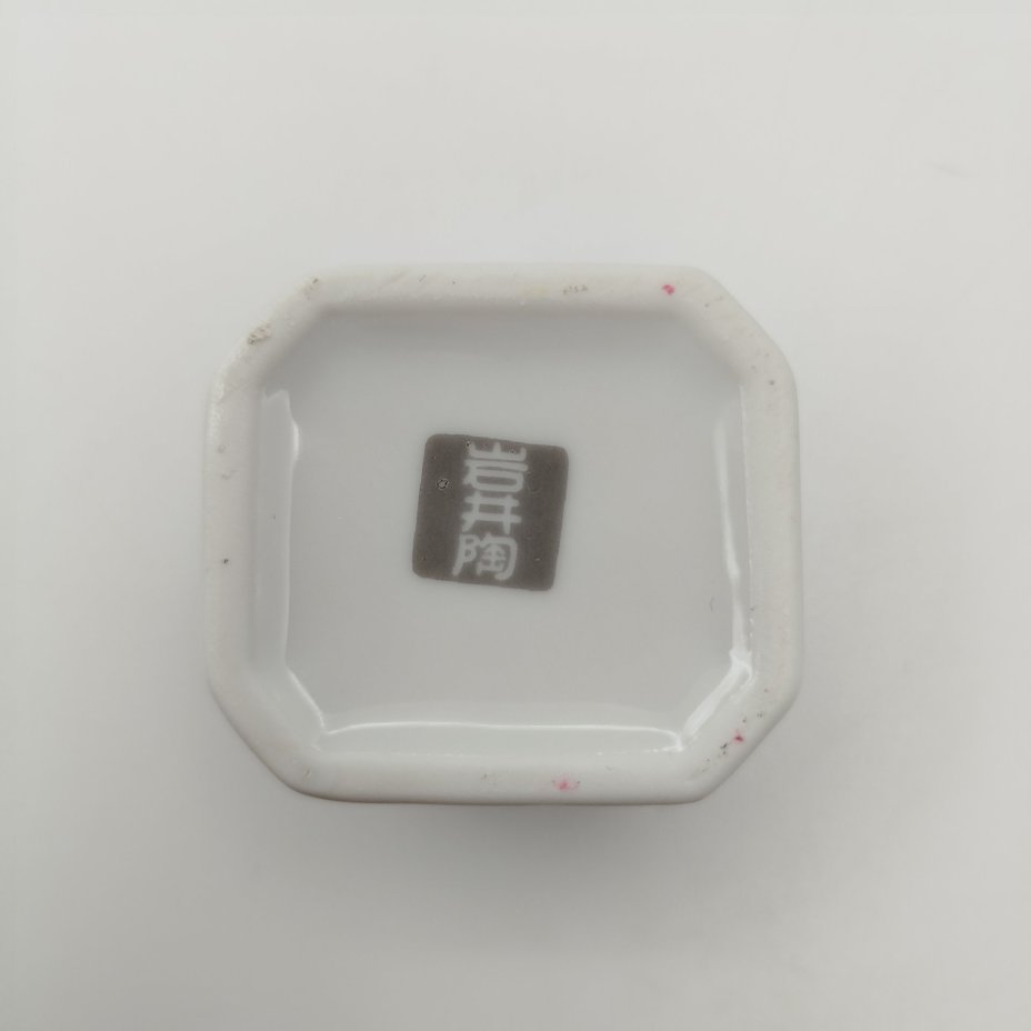 Миниатюрная шкатулка квадратной формы, украшенная изображением хризантем, фарфор, деколь, Китай, 1980-2000 гг.