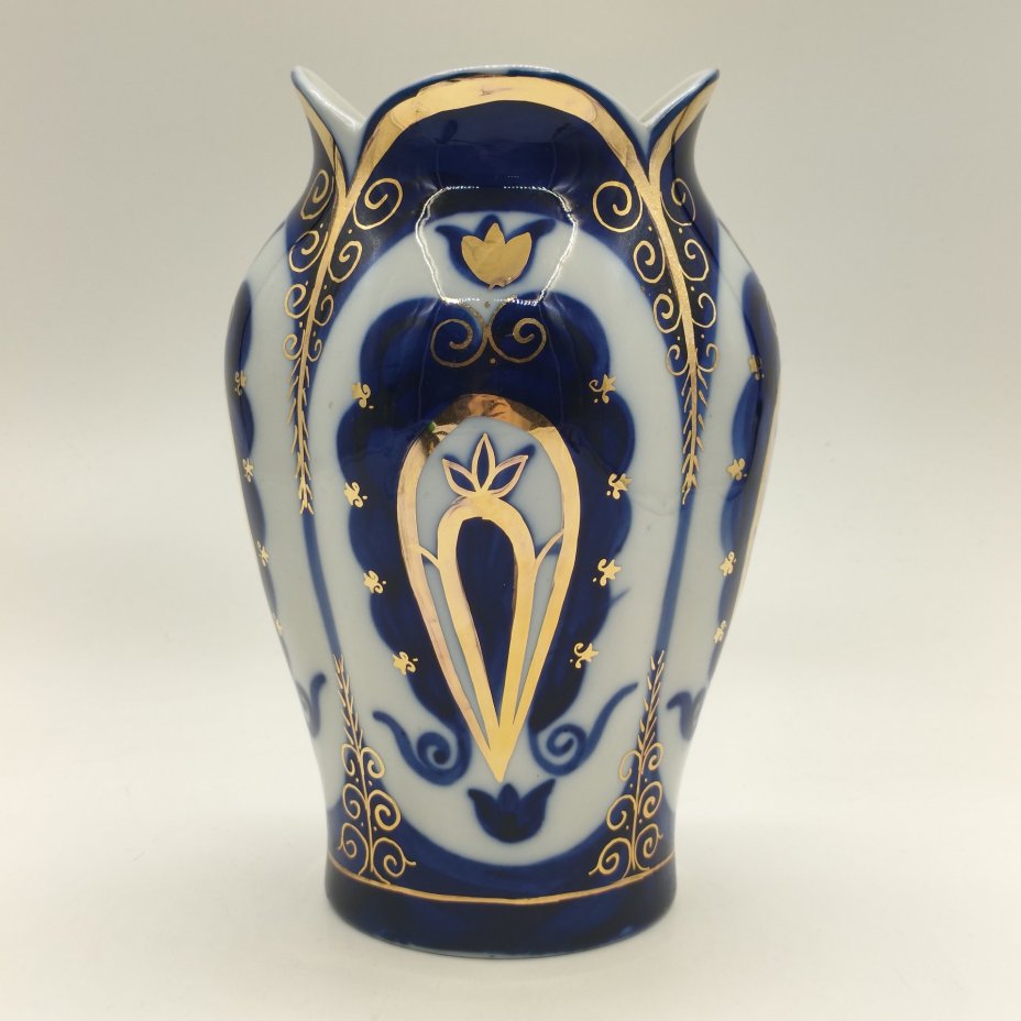 Ваза для цветов с растительным декором, фарфор, роспись, золочение, Кисловодская фабрика сувениров, СССР, 1970-1980 гг.