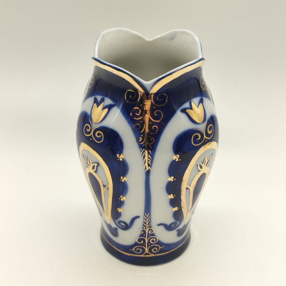 Ваза для цветов с растительным декором, фарфор, роспись, золочение, Кисловодская фабрика сувениров, СССР, 1970-1980 гг.