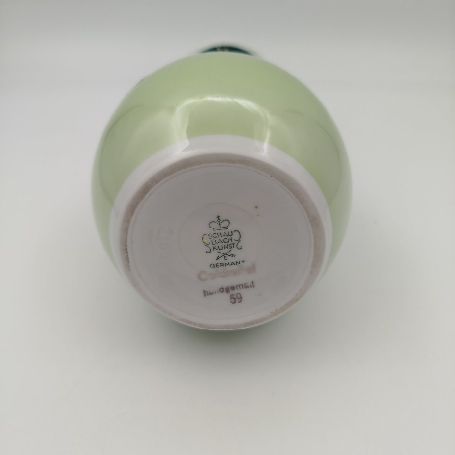 Ваза, украшенная изображением  распустившихся цветов, фарфор, крытье, роспись, золочение, VEB Schaubach Kunst Lichte-Wallendorf, Германия, 1953-1962 гг.