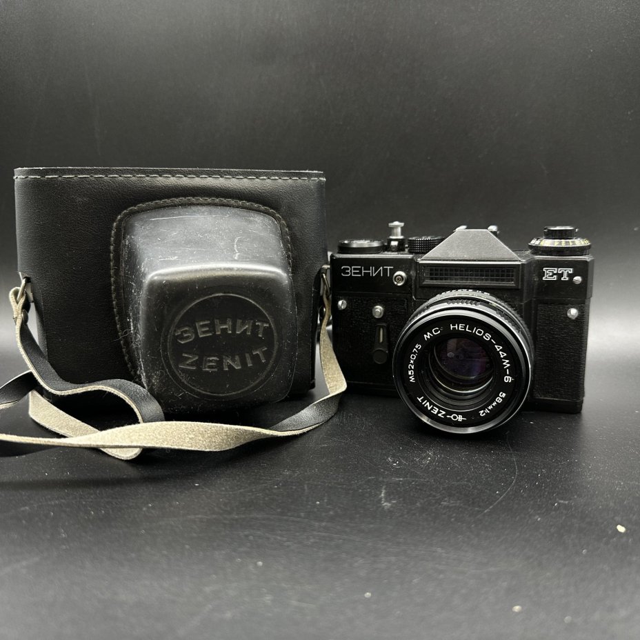 Фотоаппарат "Зенит ЕТ" с объективом "Гелиос 44М-6", в оригинальном корфе, Белорусское оптико-механическое объединение (БелОМО)