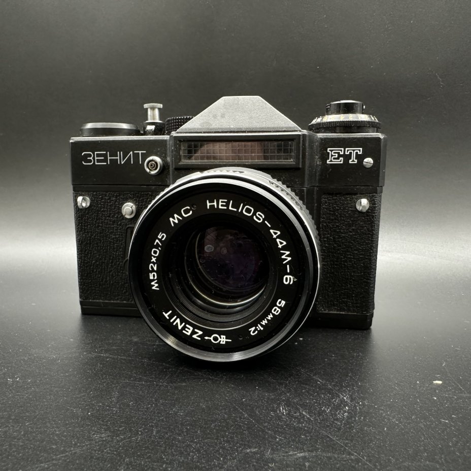 Фотоаппарат "Зенит ЕТ" с объективом "Гелиос 44М-6", в оригинальном корфе, Белорусское оптико-механическое объединение (БелОМО)