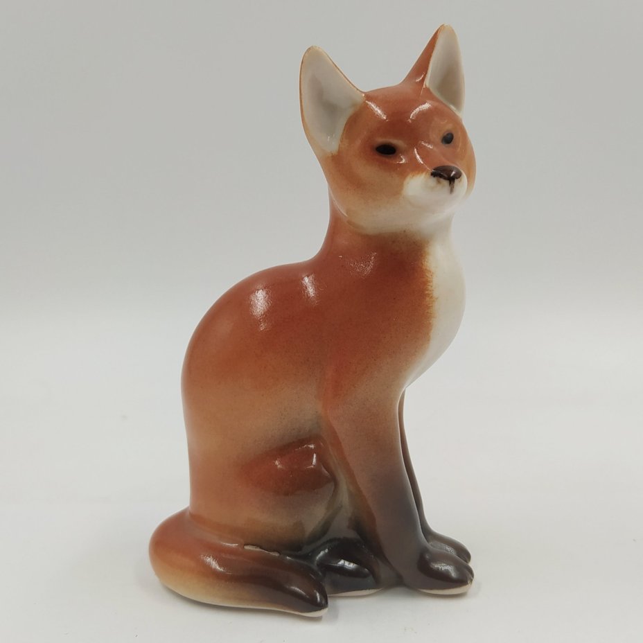 Статуэтка "Лиса", скульптор П.П. Веселов, фарфор, аэрография, роспись, Ленинградский фарфоровый завод (ЛФЗ), СССР, 1970-1990 гг.