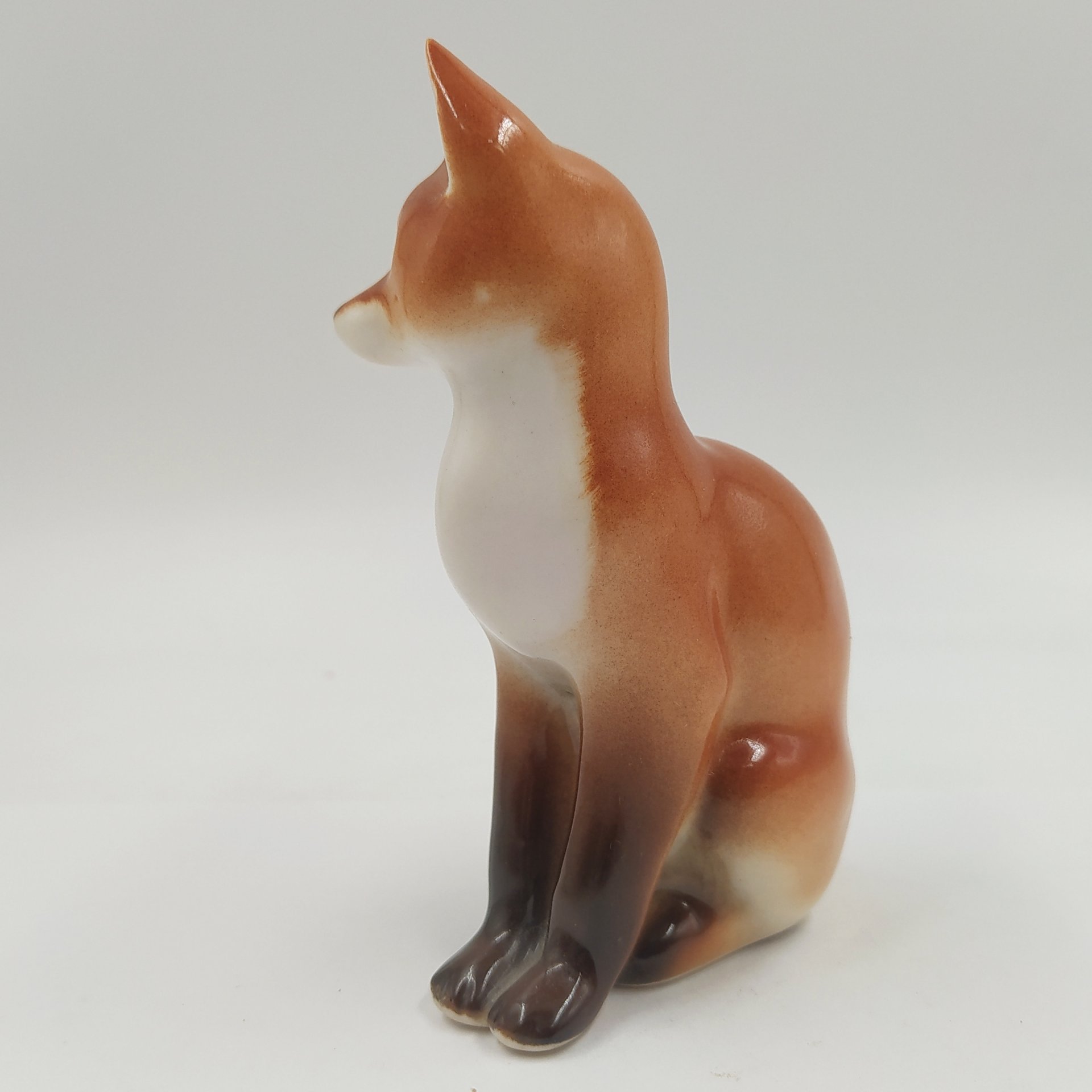 Статуэтка "Лиса", скульптор П.П. Веселов, фарфор, аэрография, роспись, Ленинградский фарфоровый завод (ЛФЗ), СССР, 1970-1990 гг.